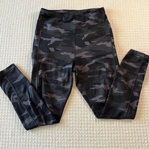 Athleta ultimate camo 7/8 tight leggings black and gray, ladies SM, 3 pockets